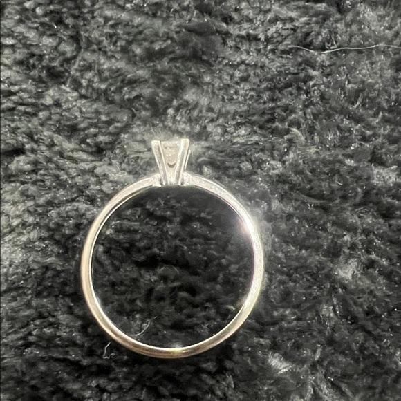 Elegant white Gold Diamond Ring - Picture 2 of 4